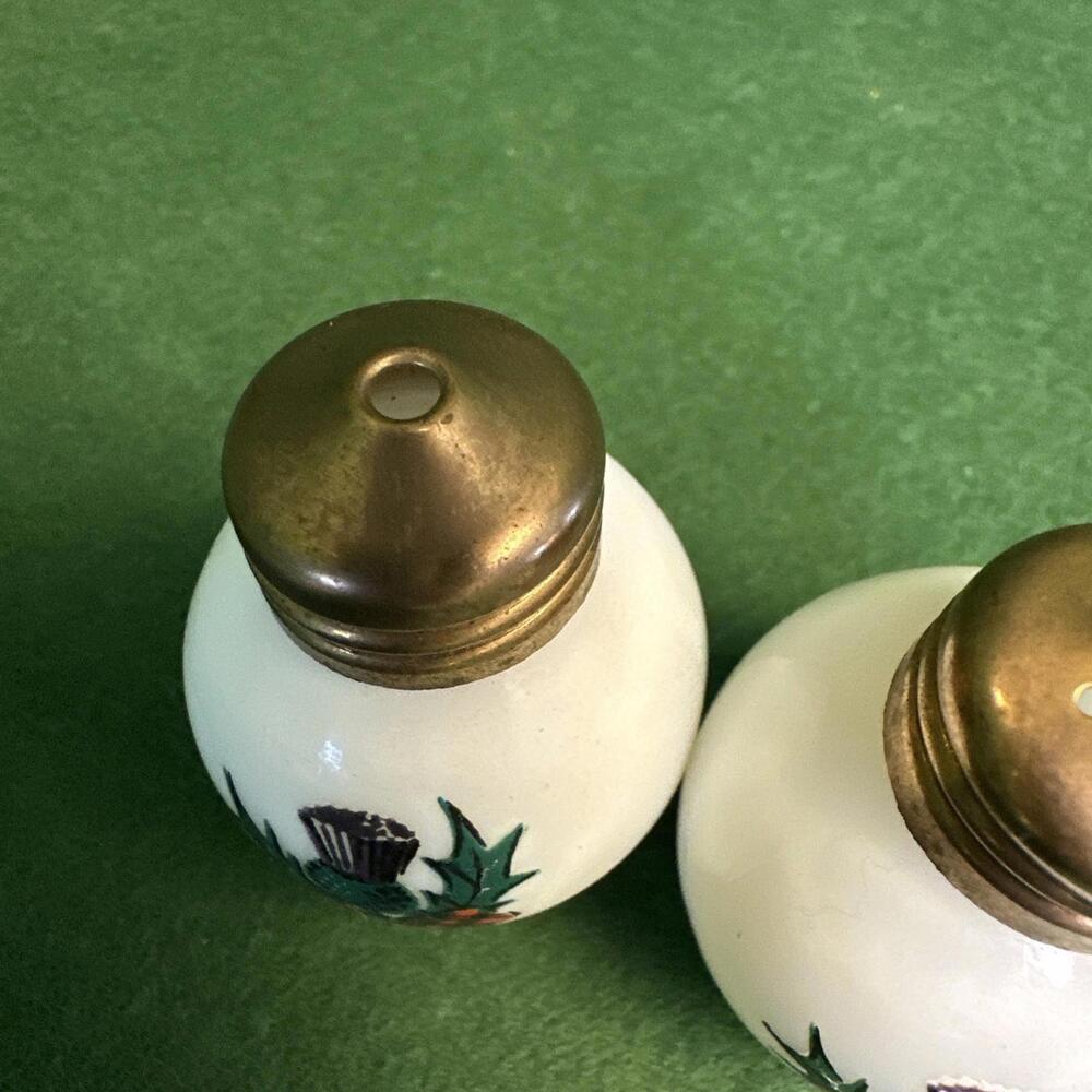 VTG Ireland 60'S Christmas Holly Red Bow MILK GLASS SALT AND PEPPER SHAKERS - Picture 6 of 9